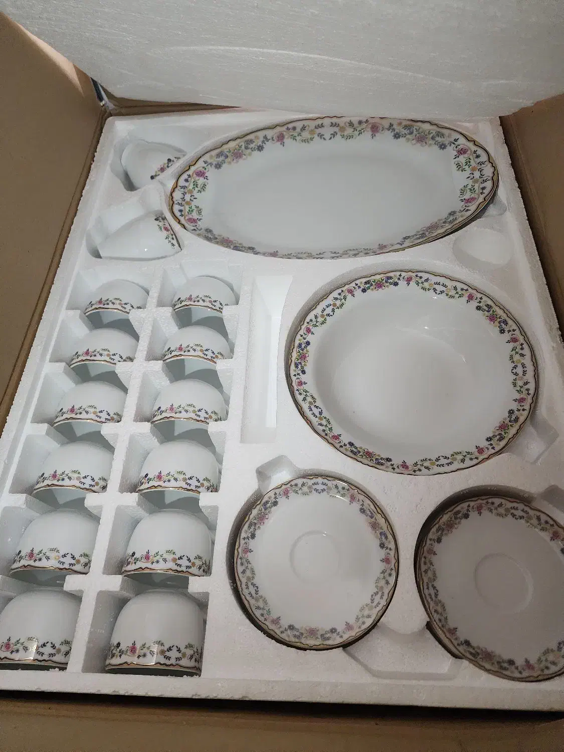 سرویس ۱۲ نفره چینی زرین طرح گلستان آکبند|ظروف سرو و پذیرایی|میبد, |دیوار