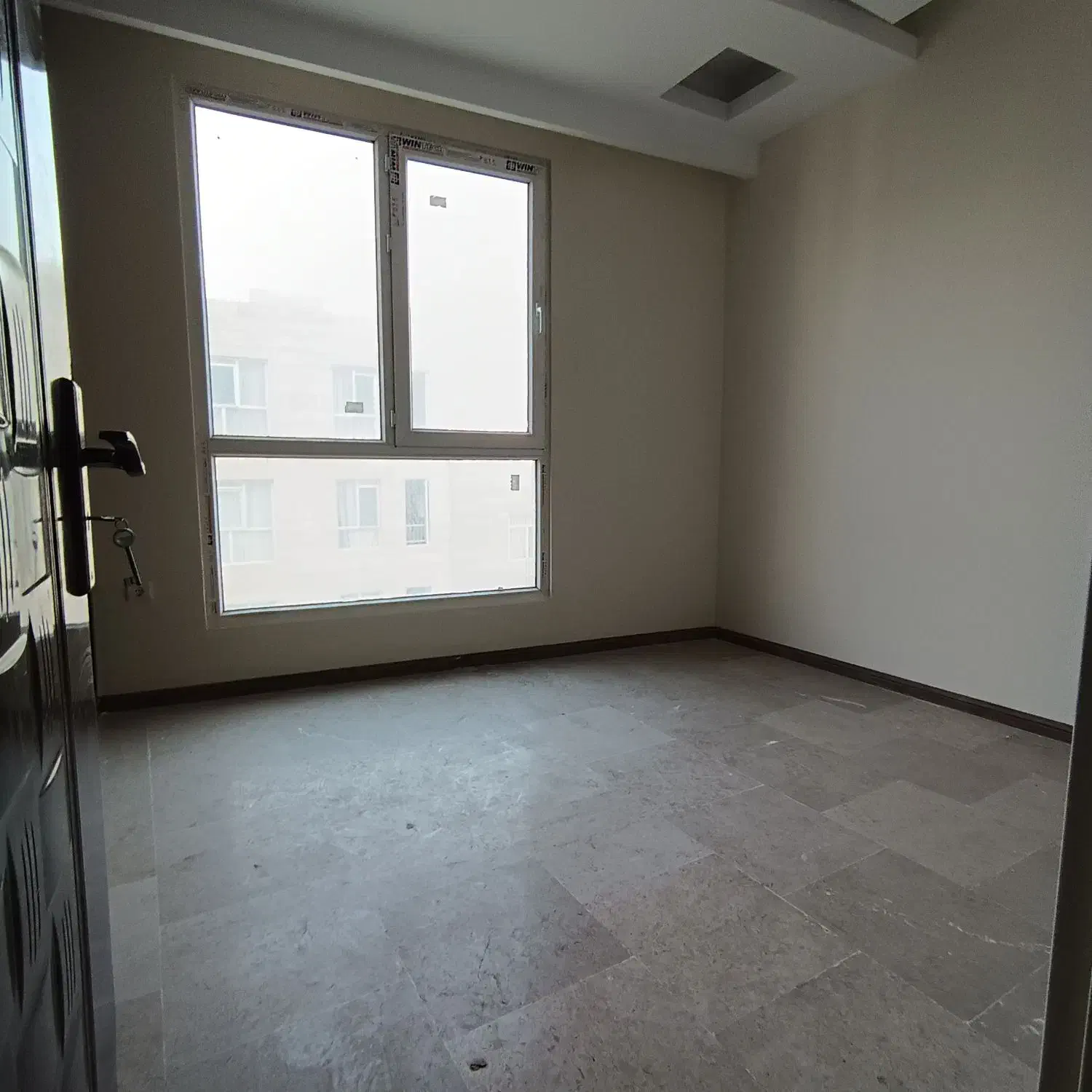 ۸۵ متر/دو خواب/فول امکانات/غرق نور/طرشت گلاب