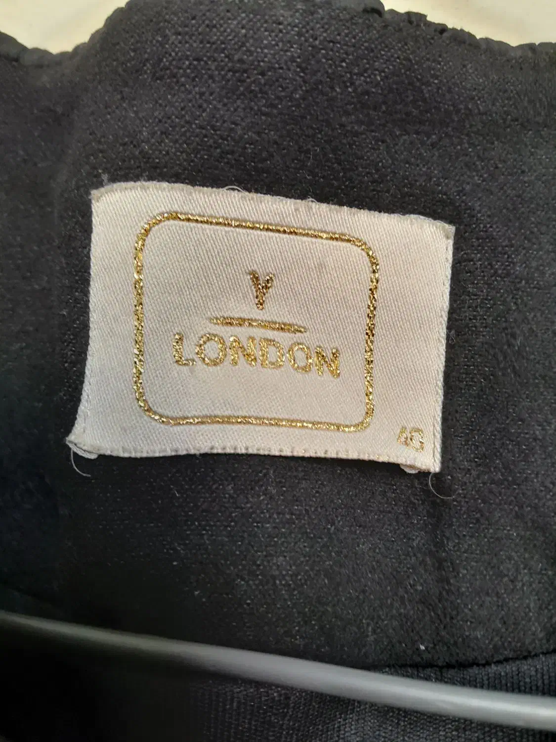 تعدادی لباس در حد نو|لباس|نیشابور, بزرگمهر|دیوار