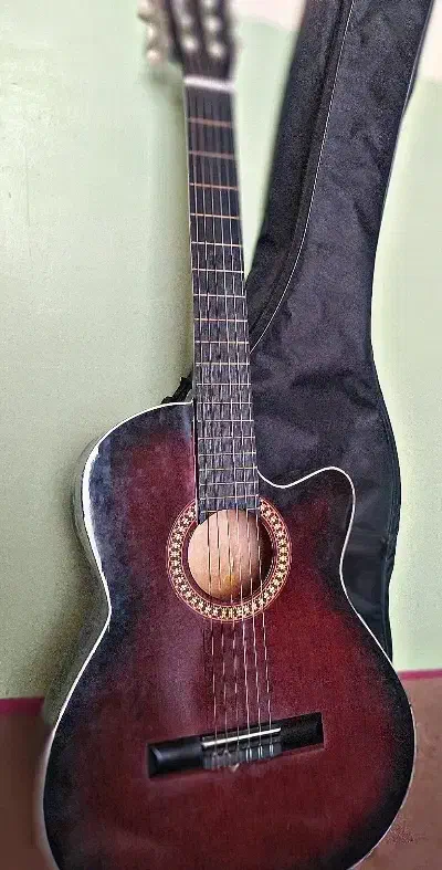 گیتار|گیتار، بیس، امپلیفایر|خلخال, |دیوار