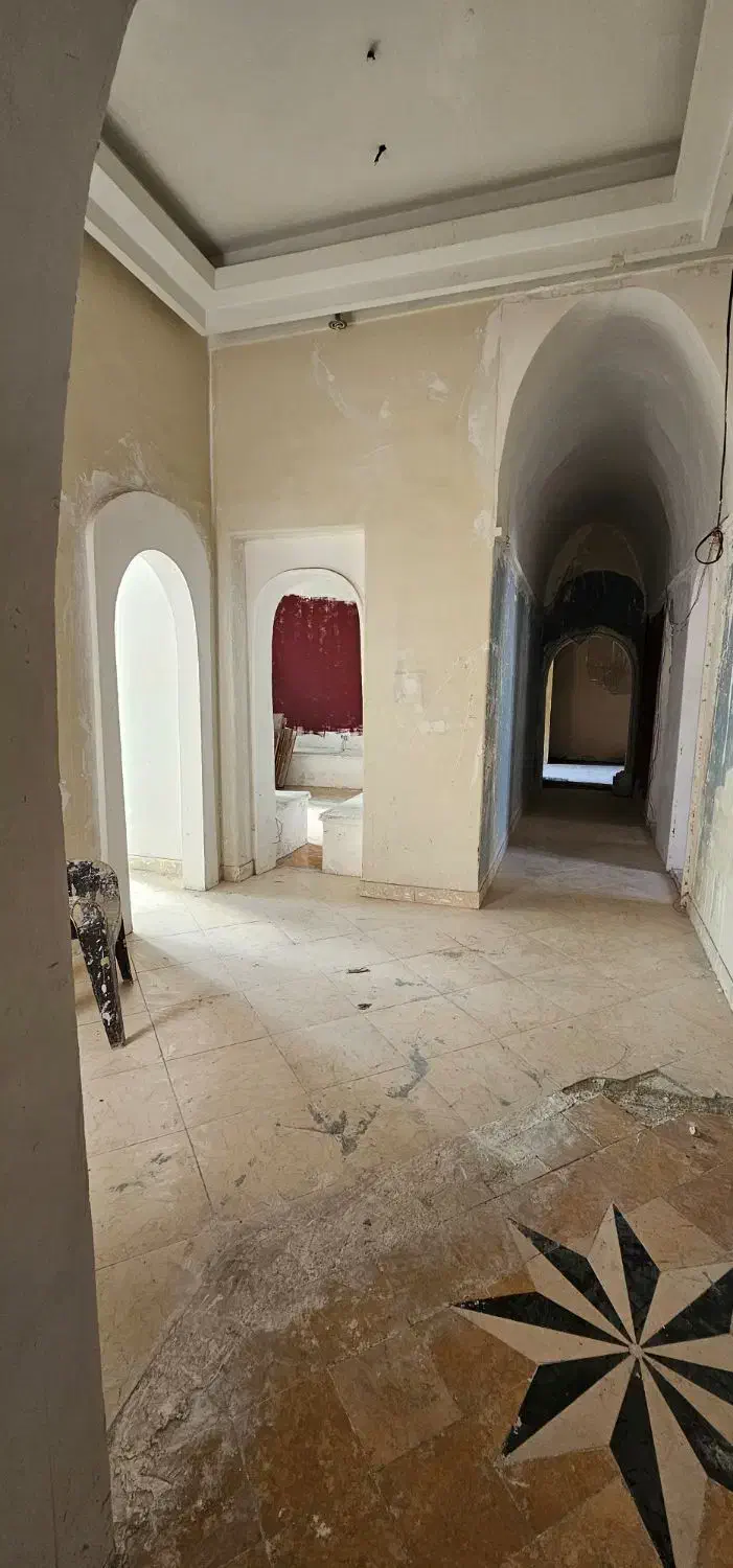 ۸۰۰ متر بنا با ۳۰۰ متر حیاط دربست خ نجات الهی