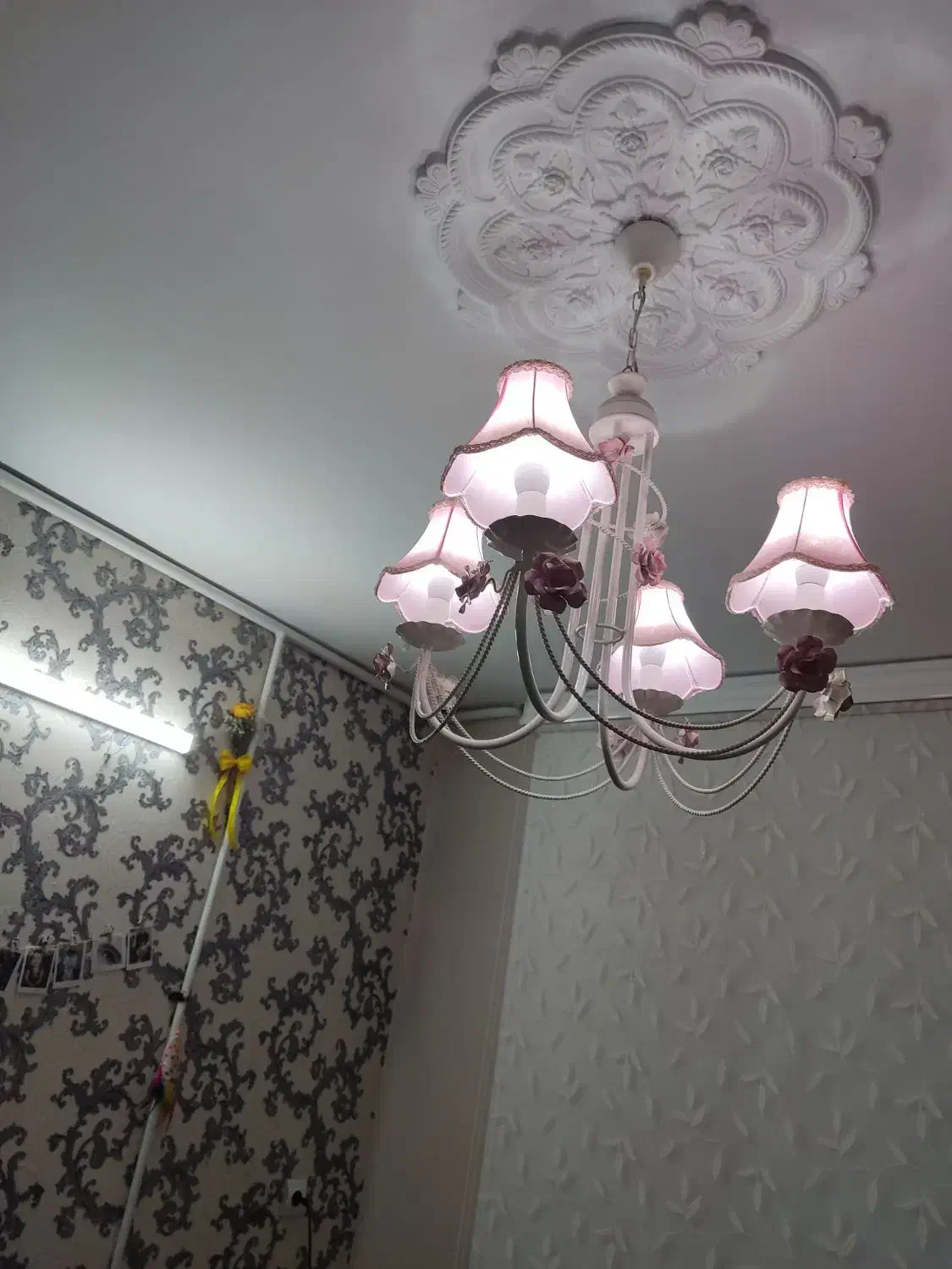 لوسترسفید گلدار چهار شاخه ای مدرن در حد نو|لوستر و چراغ آویز|فردیس, فردیس|دیوار