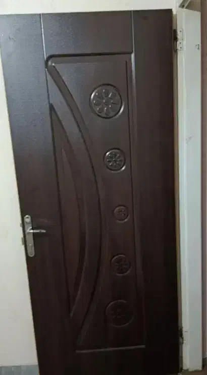 درب چوبی در حد نو فقط یه ماه رو کار بوده|مصالح و تجهیزات ساختمان|شیراز, هفت تنان|دیوار