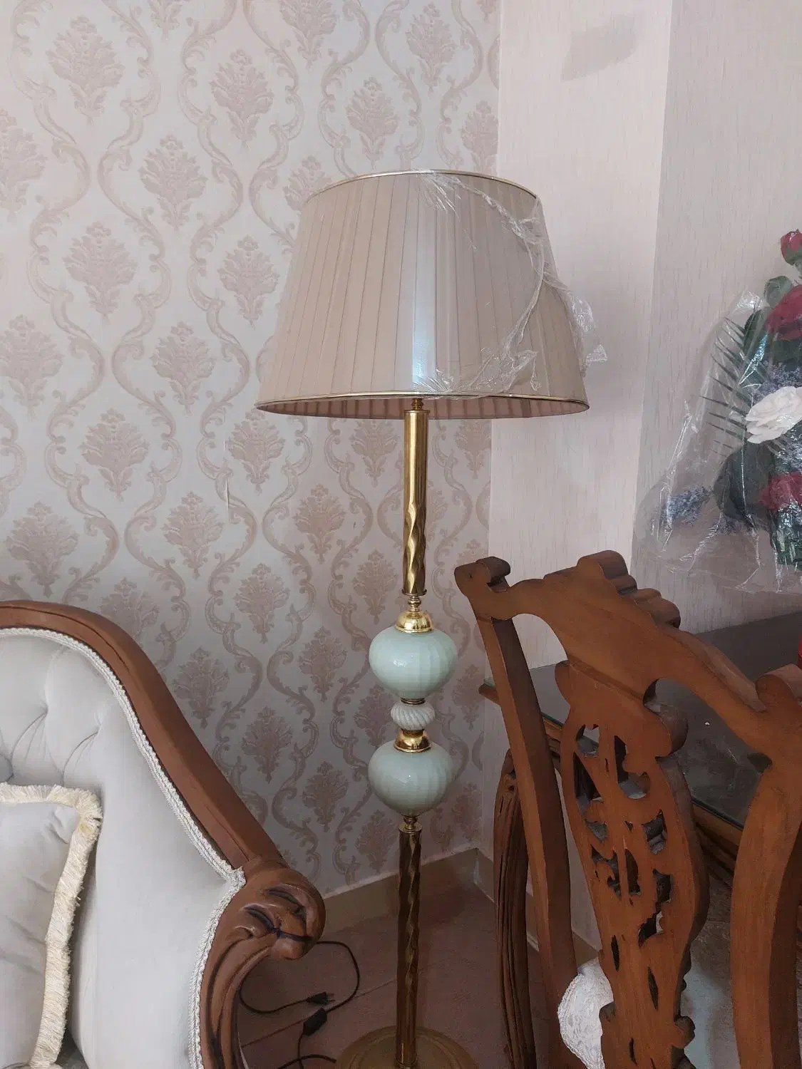 اباژور ایستاده نو کرمی رنگ و طلایی|چراغ خواب و آباژور|سهند, |دیوار