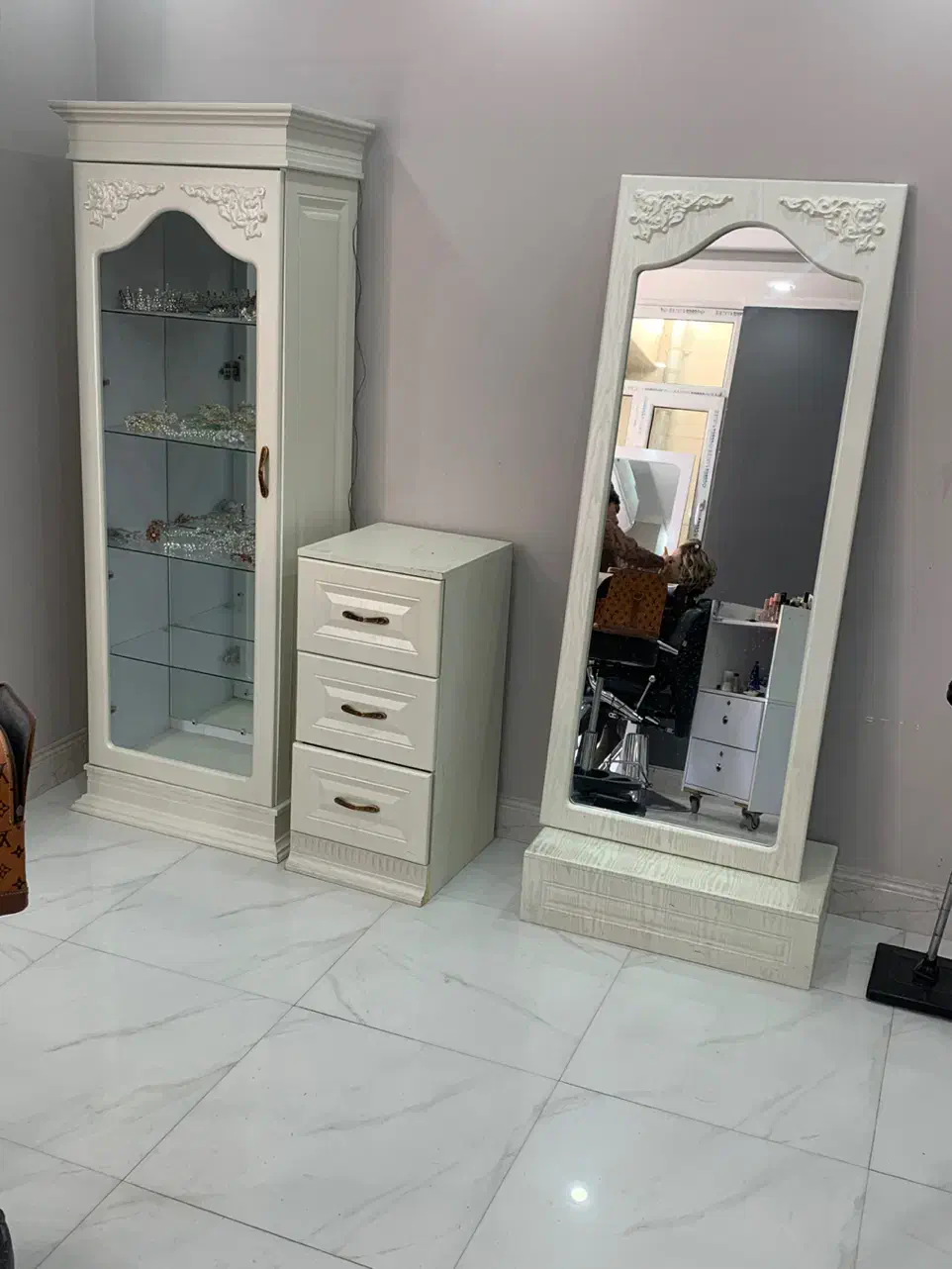 دکر برای شنیون آینه قدی کشو سه طبقه و بوفه|آرایشگاه و سالنهای زیبایی|بهبهان, |دیوار