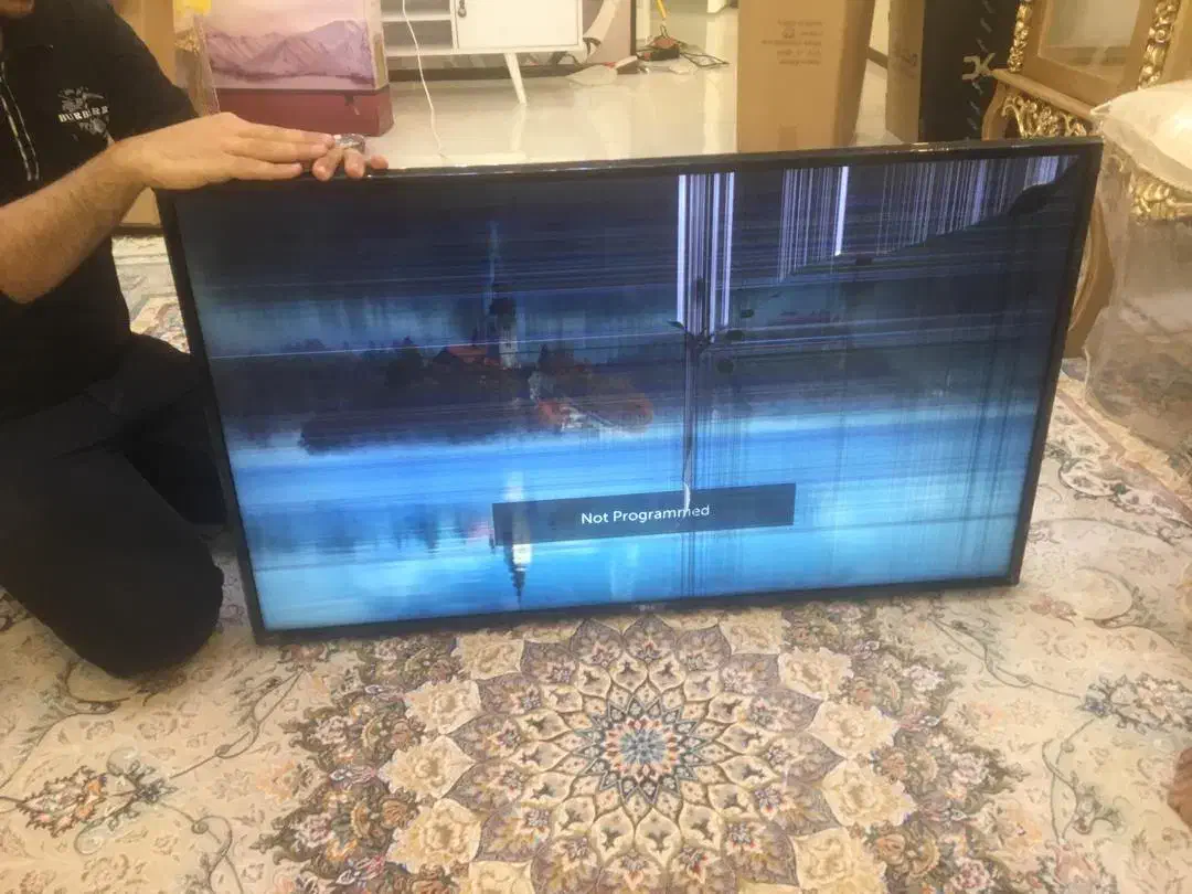 تلوزیون ۴۳ ال جی ( پنل شکسته )|تلویزیون و پروژکتور|ری, شهرک نظامی|دیوار