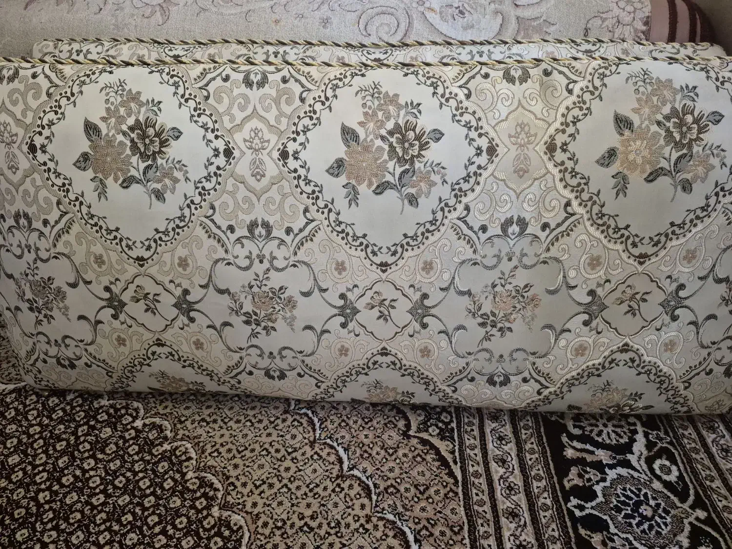 پشتی در حد نو|پشتی|بروجرد, |دیوار