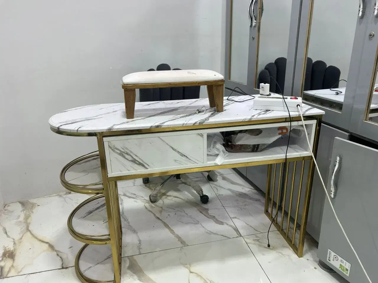 میز ناخن و صندلی|آرایشگاه و سالنهای زیبایی|یاسوج, |دیوار