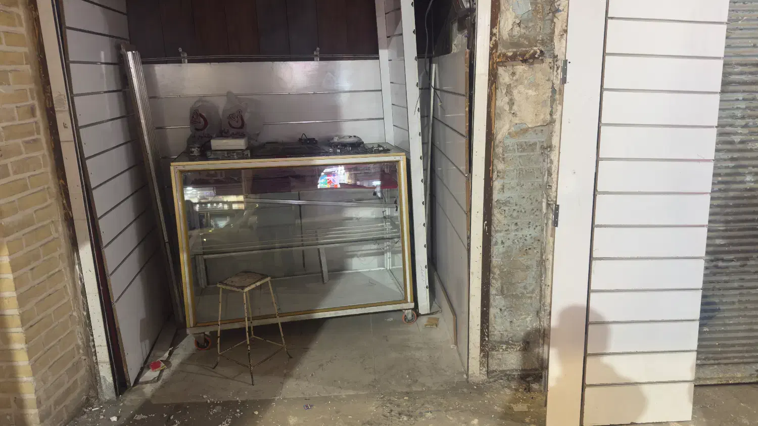 مقداری mdf و ویترین المینیوم بفروش میرسد|فروشگاه و مغازه|شوشتر, |دیوار