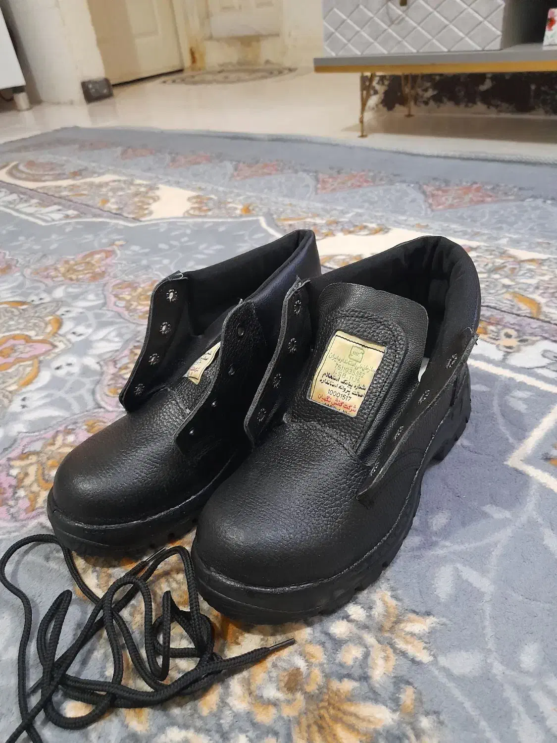 کفش کار ایمنی|کیف، کفش، کمربند|پرند, فاز ۴|دیوار