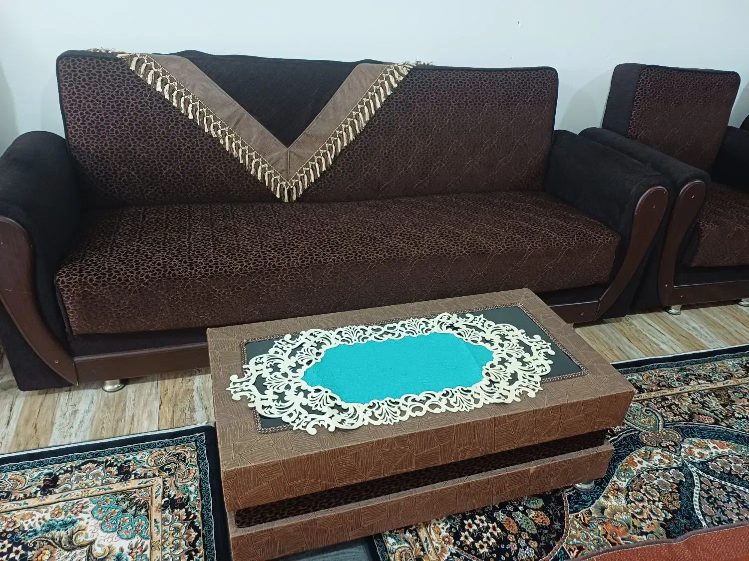 مبل کاناپه ای(تخت شو) با میزعسلی وکوسن|مبلمان خانگی و میز عسلی|خوی, |دیوار
