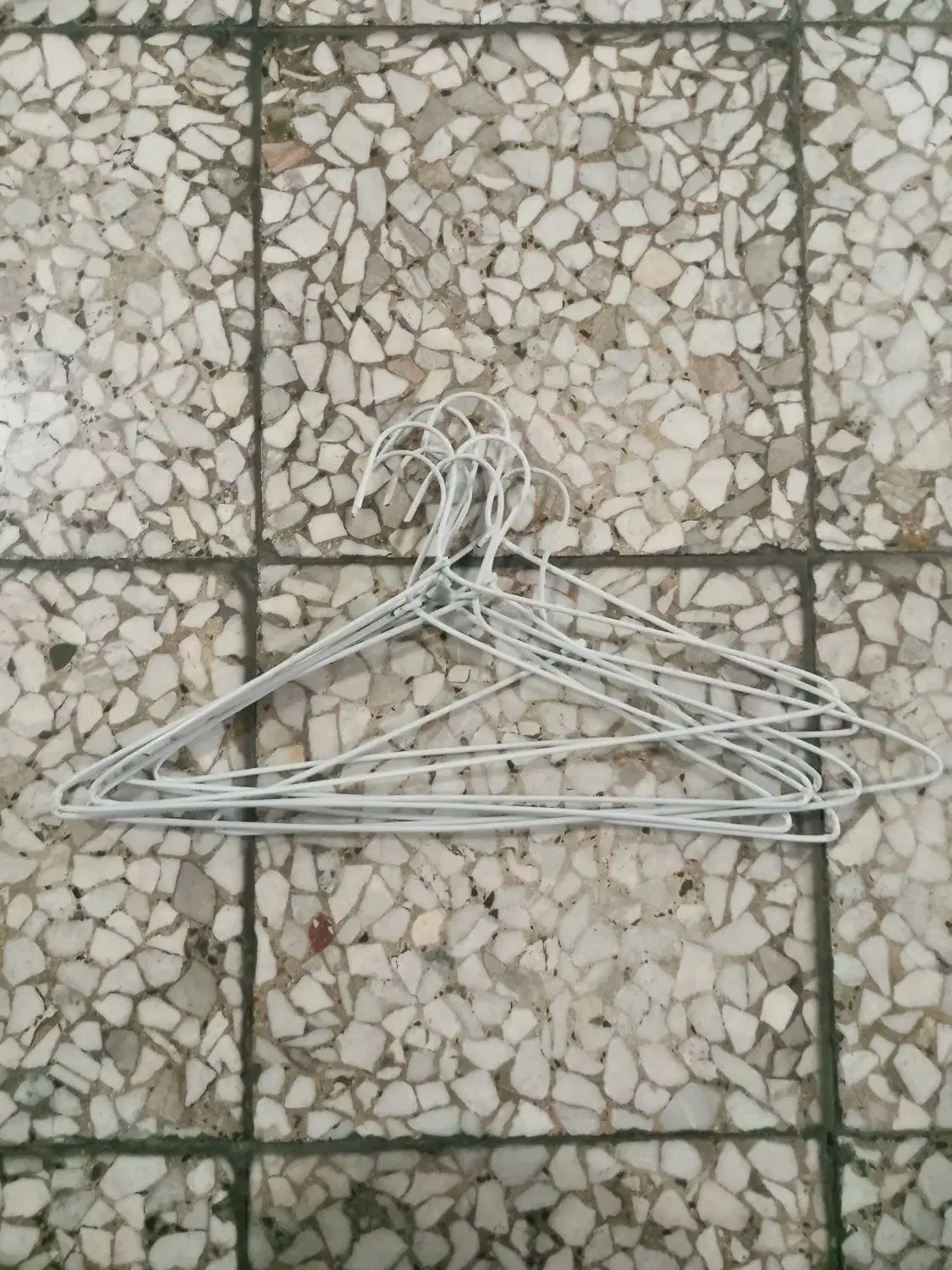 کاور لباس|بندرخت و رخت‌آویز|رشت, سعدی (تختی)|دیوار