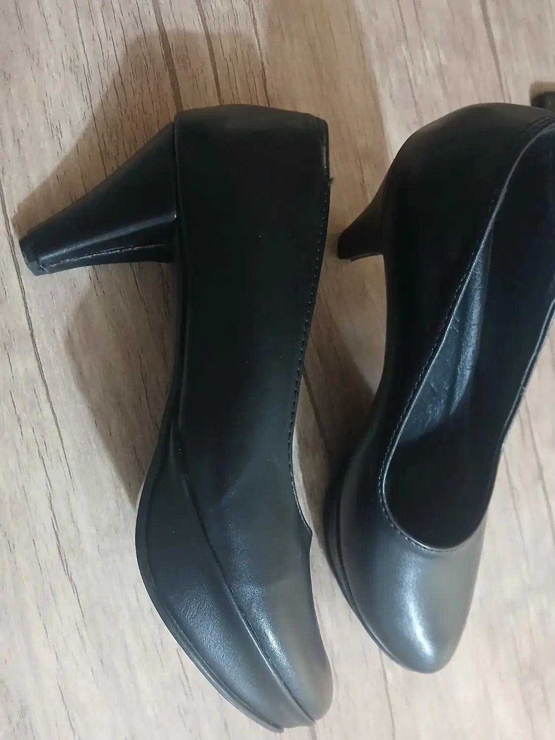 کفش|کیف، کفش، کمربند|صومعهسرا, |دیوار