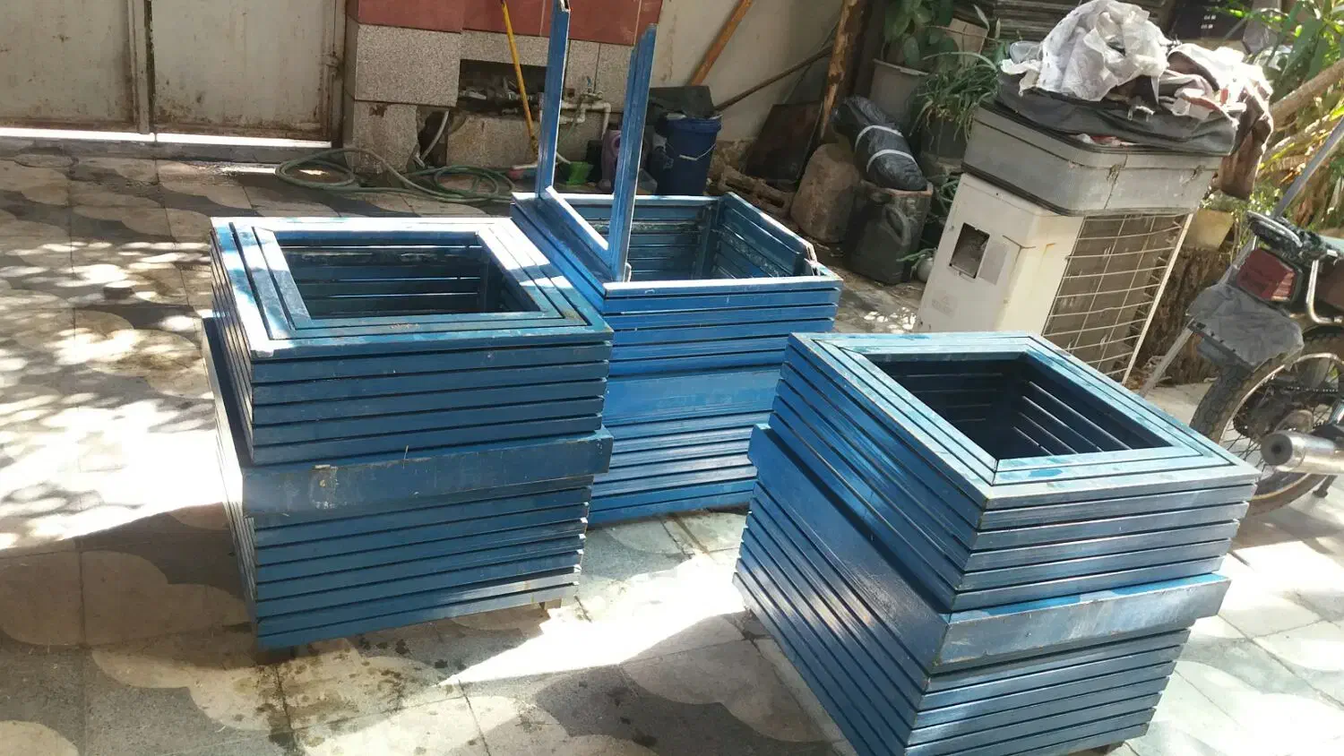 گلدان اهنی|گل مصنوعی|شیراز, دشت چنار|دیوار