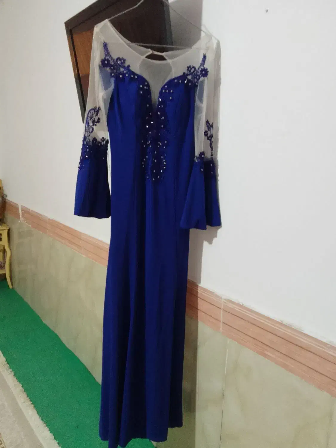 لباس مجلسی|لباس|مشهد, کوشک مهدی|دیوار