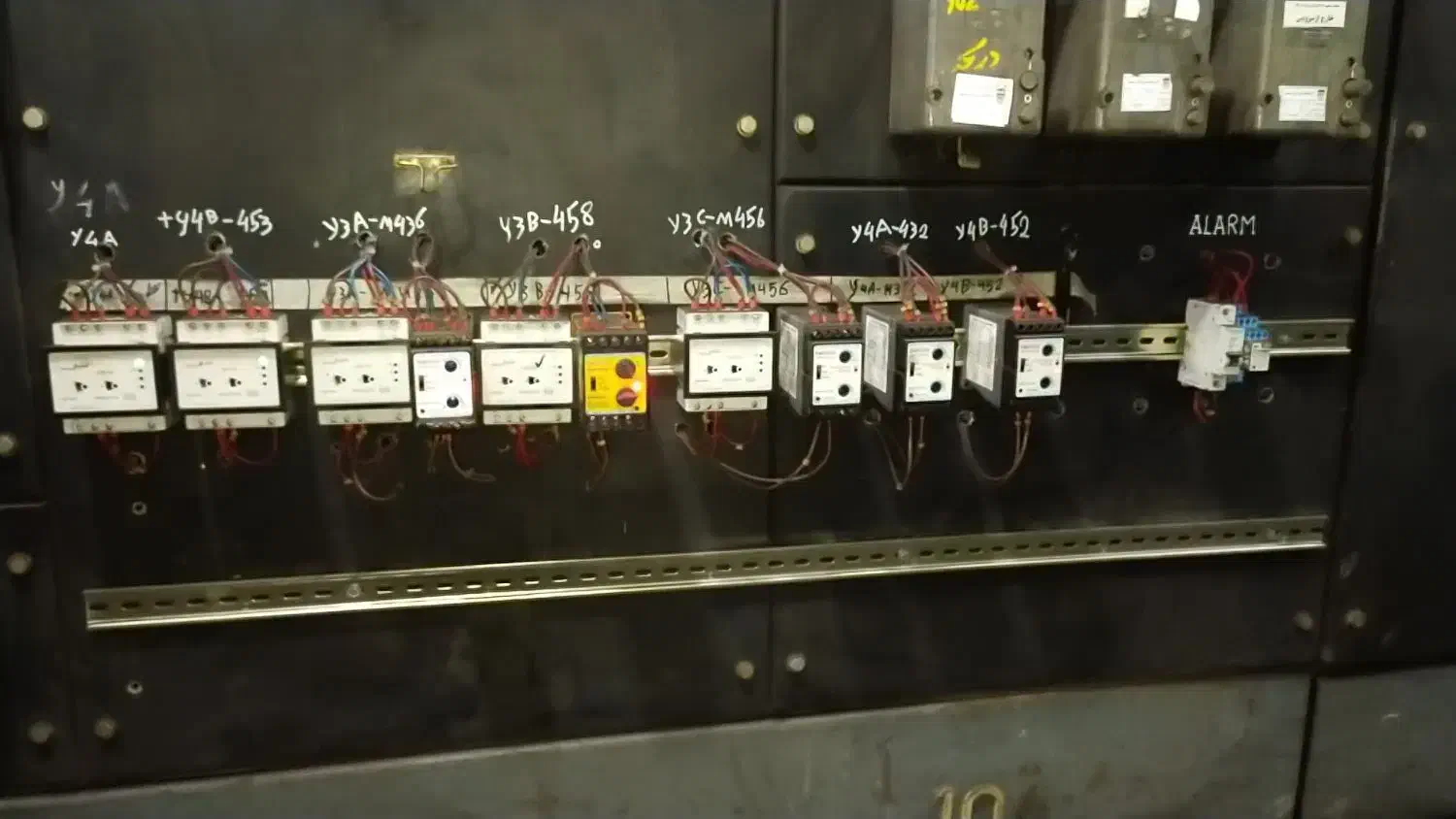 برقکار صنعتی و خانگی و تاسیسات|خدمات پیشه و مهارت|فولادشهر, C3|دیوار