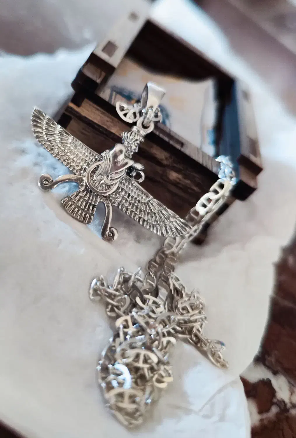 زنجیر و مدال فروهر نقره|جواهرات|مرند, |دیوار