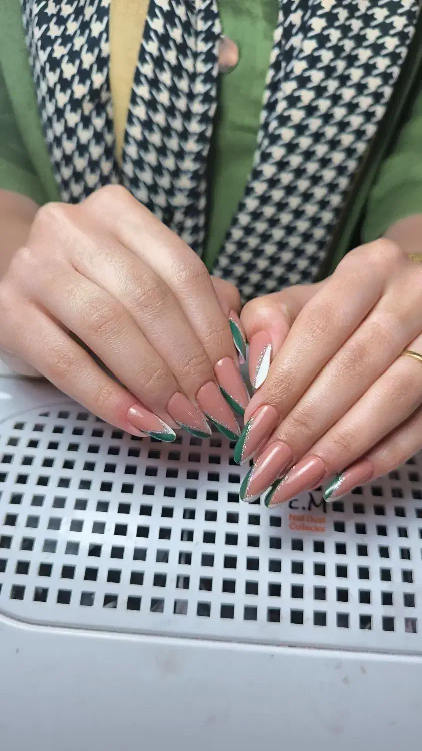 کاشت ناخن و تریم تخصصی|خدمات آرایشگری و زیبایی|بم, |دیوار