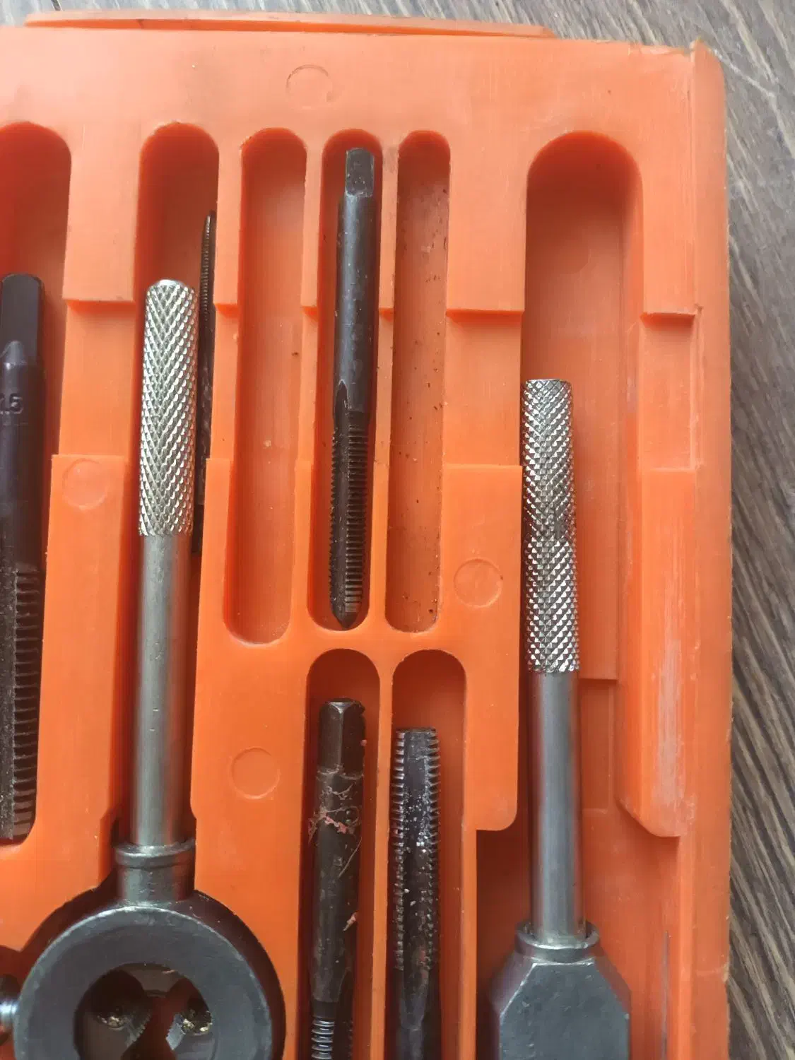 قلاویز و حدیده|ابزارآلات|خاوران, |دیوار