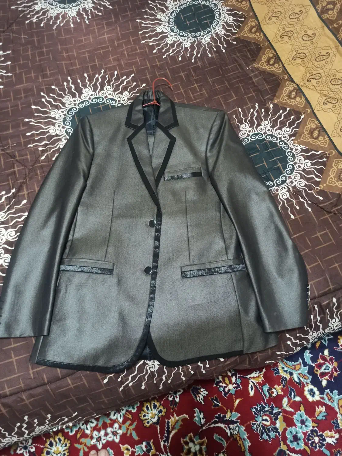 کت وشلوار|لباس|طبس, |دیوار