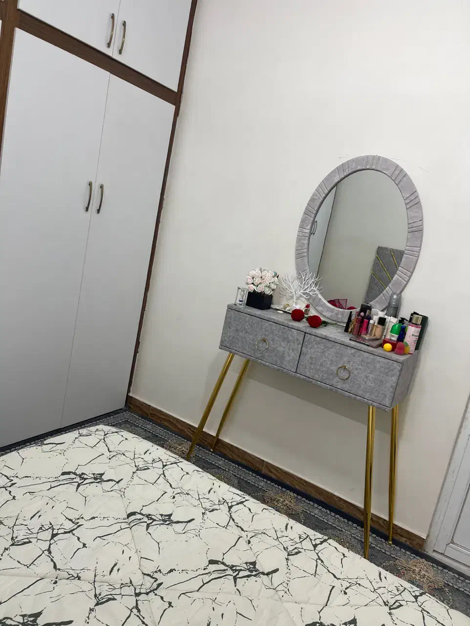 تخت دو نفره میز آرایش و ایینه و پاتختی|تخت و سرویس خواب|دورود, |دیوار