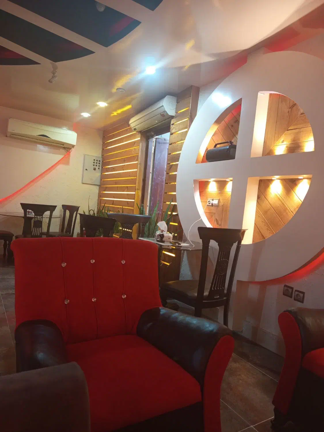 نیرو آشپز خانم وسالن کار خانم|استخدام خدمات فروشگاه و رستوران|کازرون, |دیوار