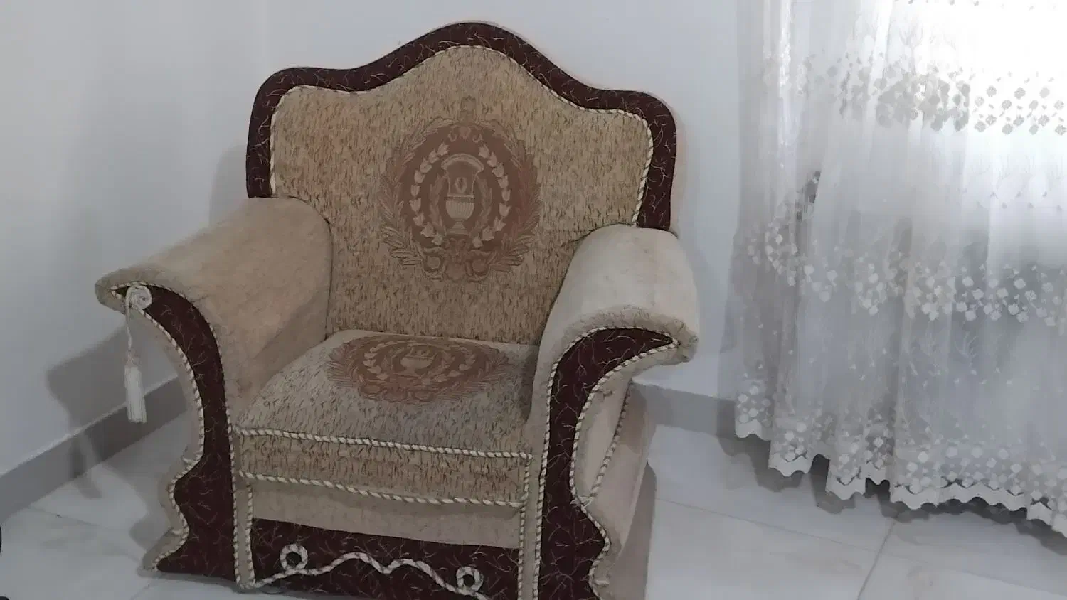 مبل راحتی 9 نفره بهمراه جلو مبلی و سه میز عسلی|مبلمان خانگی و میز عسلی|رشت, نخودچر|دیوار