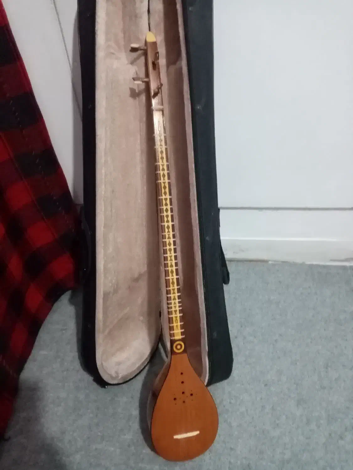 ساز سه تا مهر بختیاری|سازهای سنتی|اندیشه, اندیشه فاز ۱|دیوار