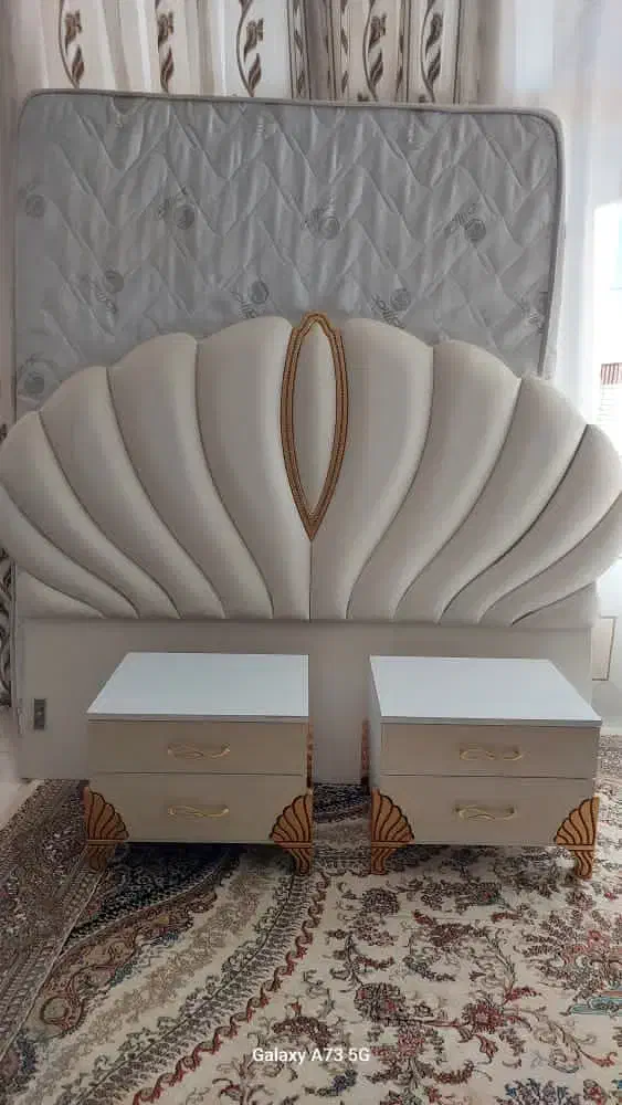 تخت دونفره همراه تشک و دوتا پاتختی|تخت و سرویس خواب|چادگان, |دیوار