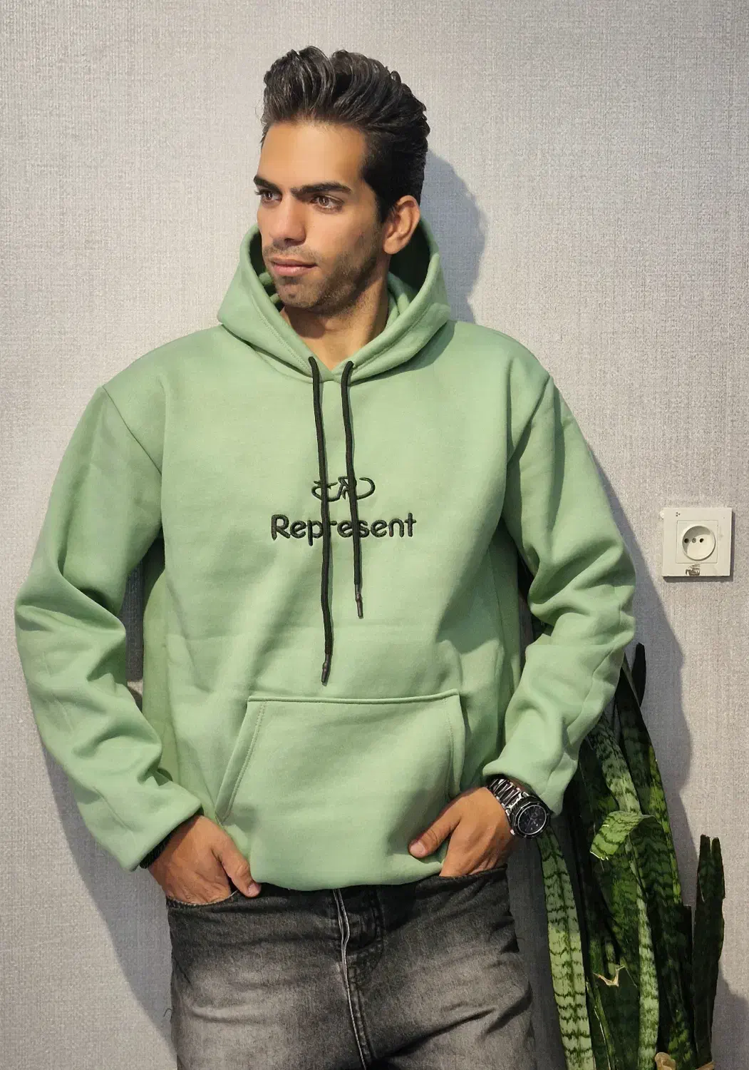 هودی دورس داخل کرکی|لباس|کاشان, پا نخل|دیوار