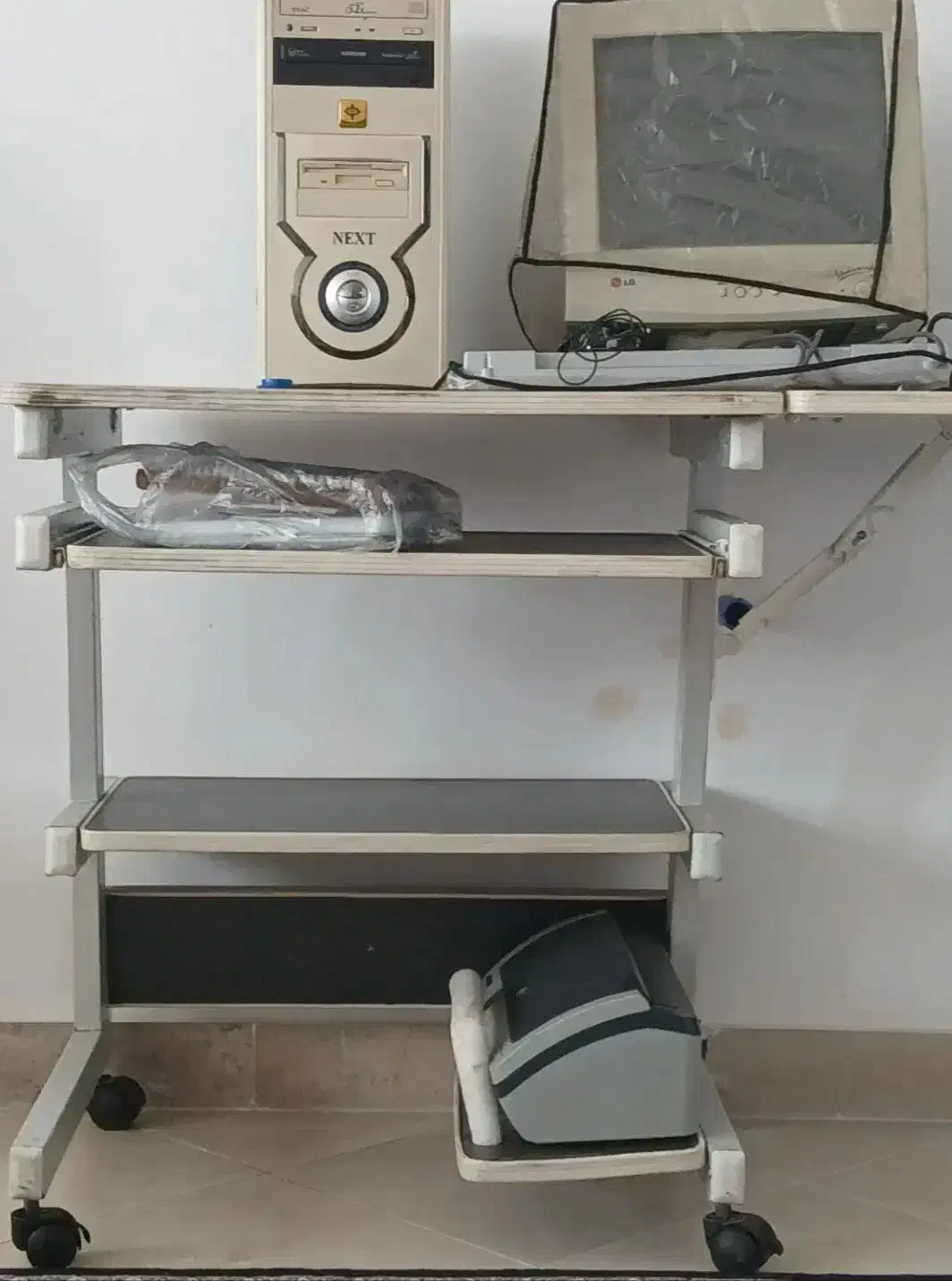 فروشی|میز تحریر و کامپیوتر|رباطکریم, مسکن مهر آبشناسان|دیوار