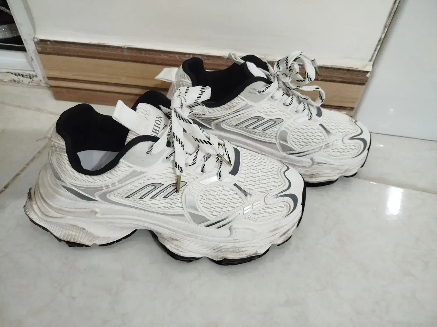 کفش|کیف، کفش، کمربند|مراغه, |دیوار