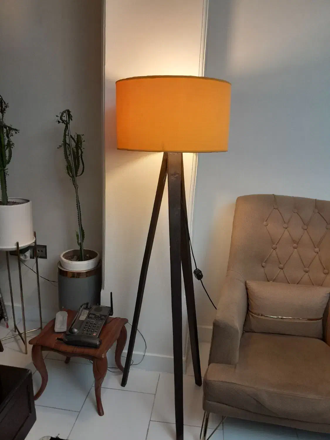 آباژور ایستاده|چراغ خواب و آباژور|کرج, کلاک بالا|دیوار