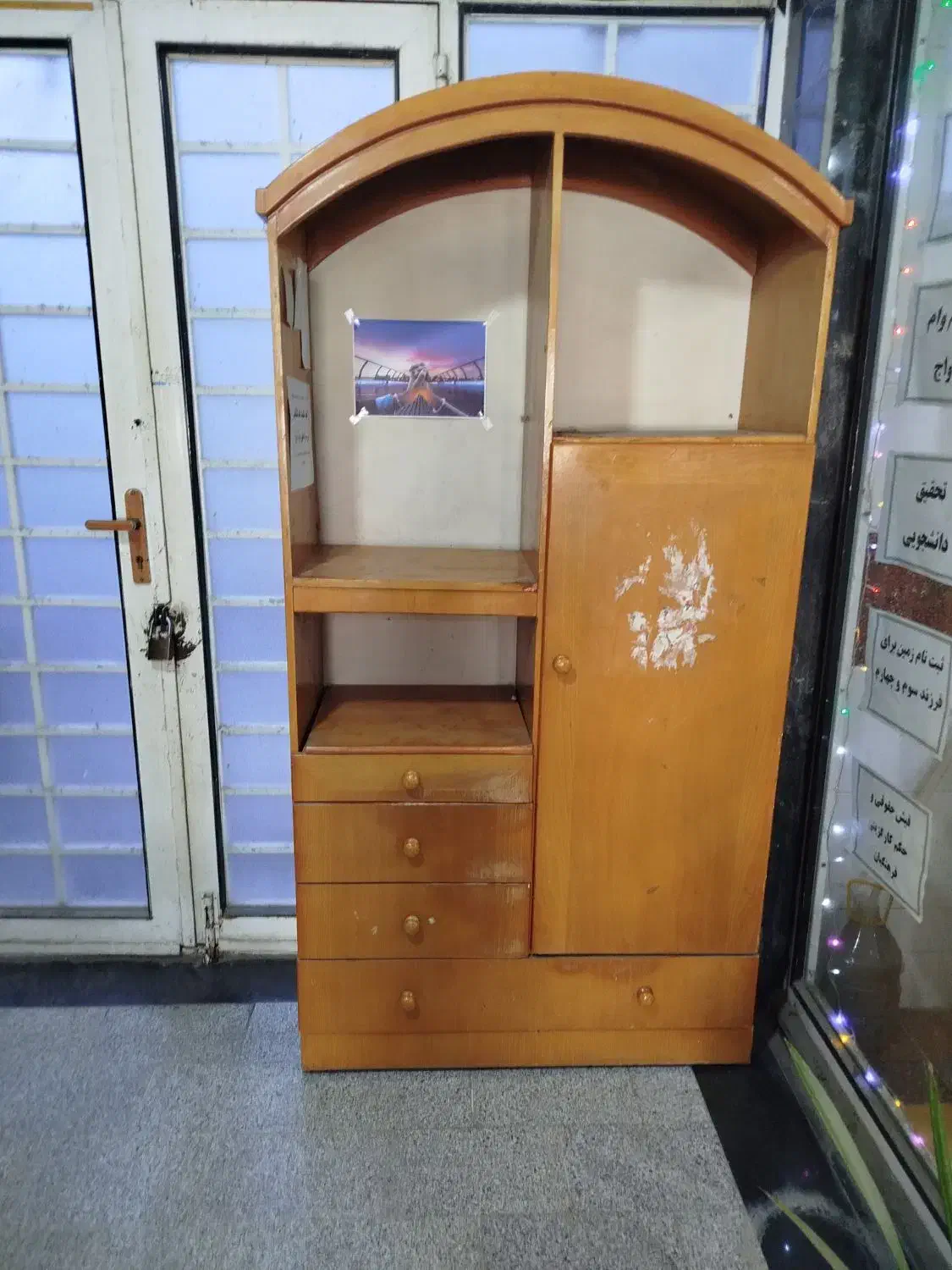 تعدادی میز و کمد|میز تحریر و کامپیوتر|کلاله, |دیوار