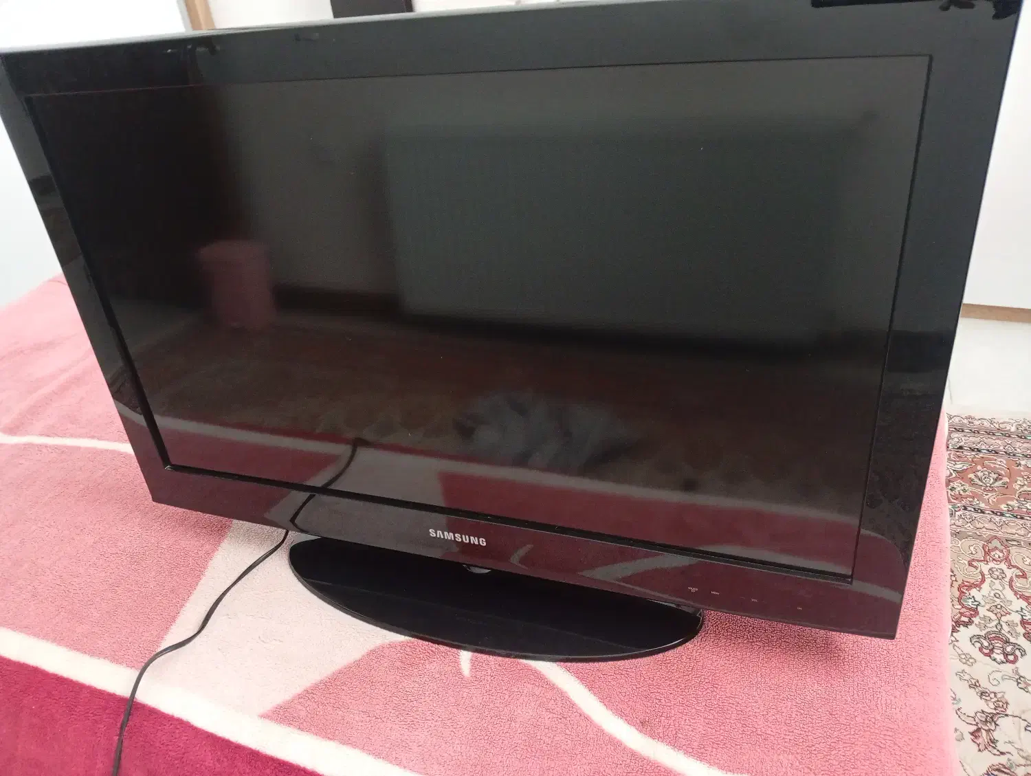 ال سی دی32 سامسونگ و میز تلویزیون|تلویزیون و پروژکتور|برخوار, |دیوار