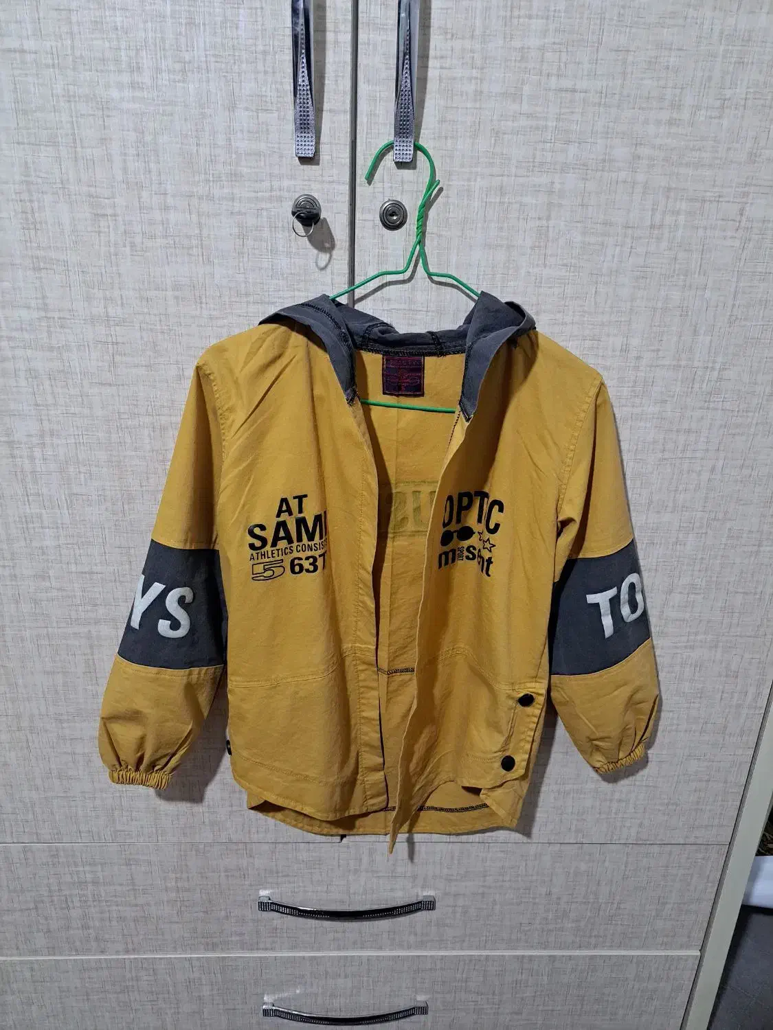 لباس اسپرت و کت اسپرت لی پسرانه و‌کفش کشتی|لباس|بیجار, |دیوار