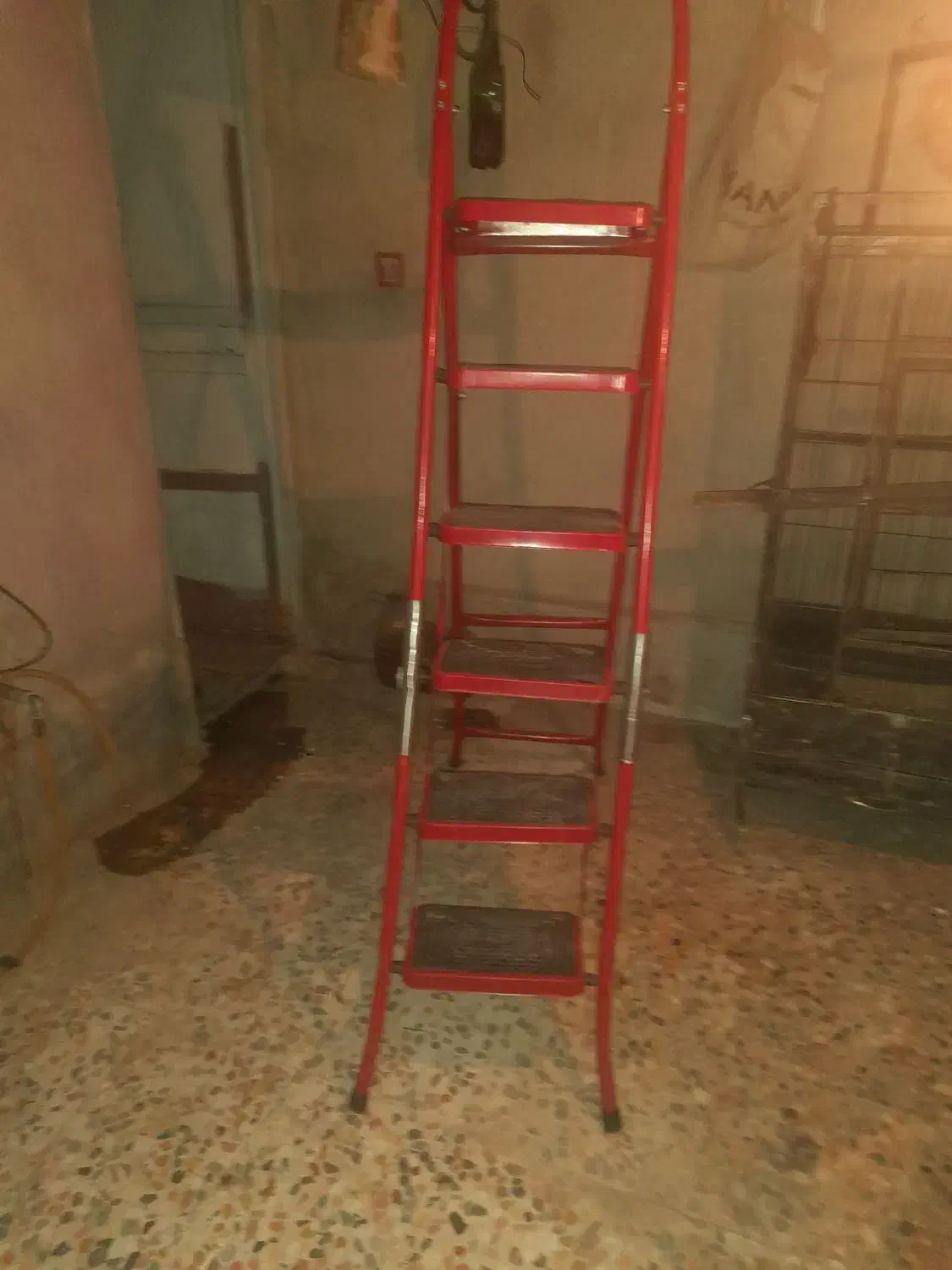 چهارپایه|صندلی و نیمکت|خرم‌آباد, |دیوار