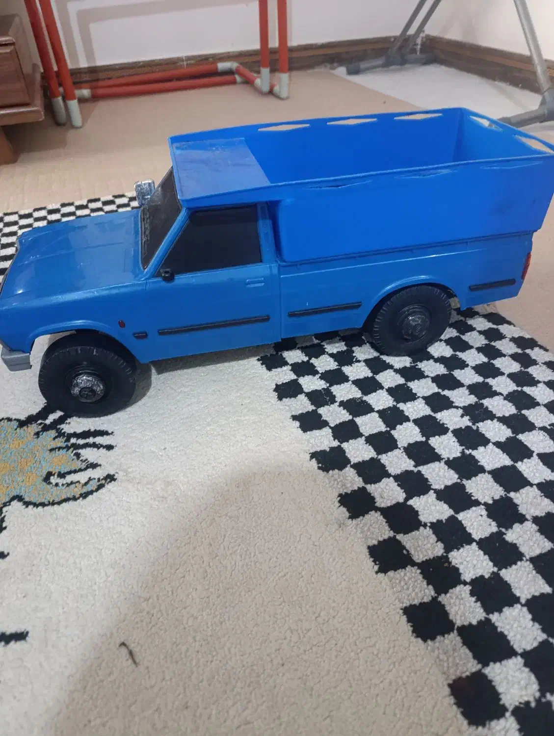 نیسان ابی بازی|اسباب‌‌بازی|میانه, |دیوار