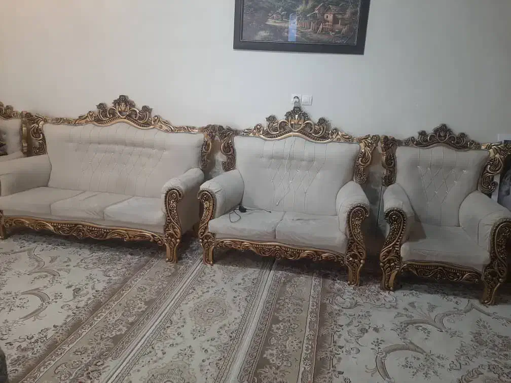 مبل کرم همراه با میز و دوتاعسلی|مبلمان خانگی و میز عسلی|شهرکرد, |دیوار