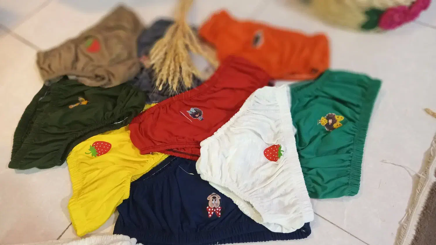 لباس زیر|لباس|هادی شهر, |دیوار