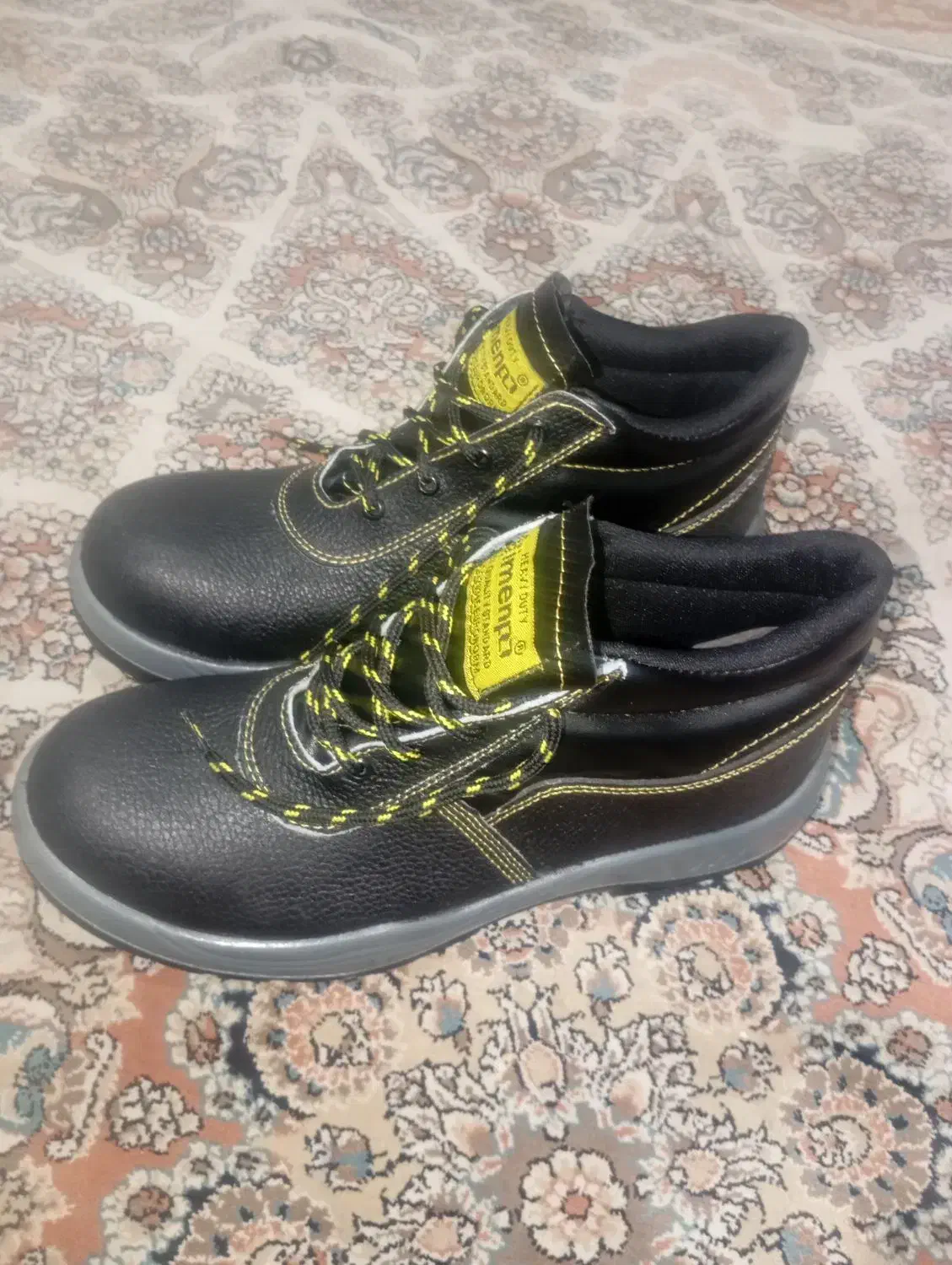 فروش فوری یک جفت کفش ایمنی|کیف، کفش، کمربند|اصفهان, شهرک امام خمینی|دیوار