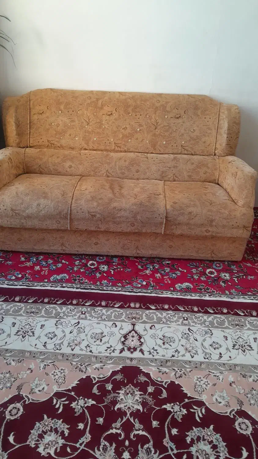 تعداد۲عددمبل ۱و۳نفره و۶عددپشتی فروشی۲۵۰۰۰۰۰تومان|مبلمان خانگی و میز عسلی|بیجار, |دیوار