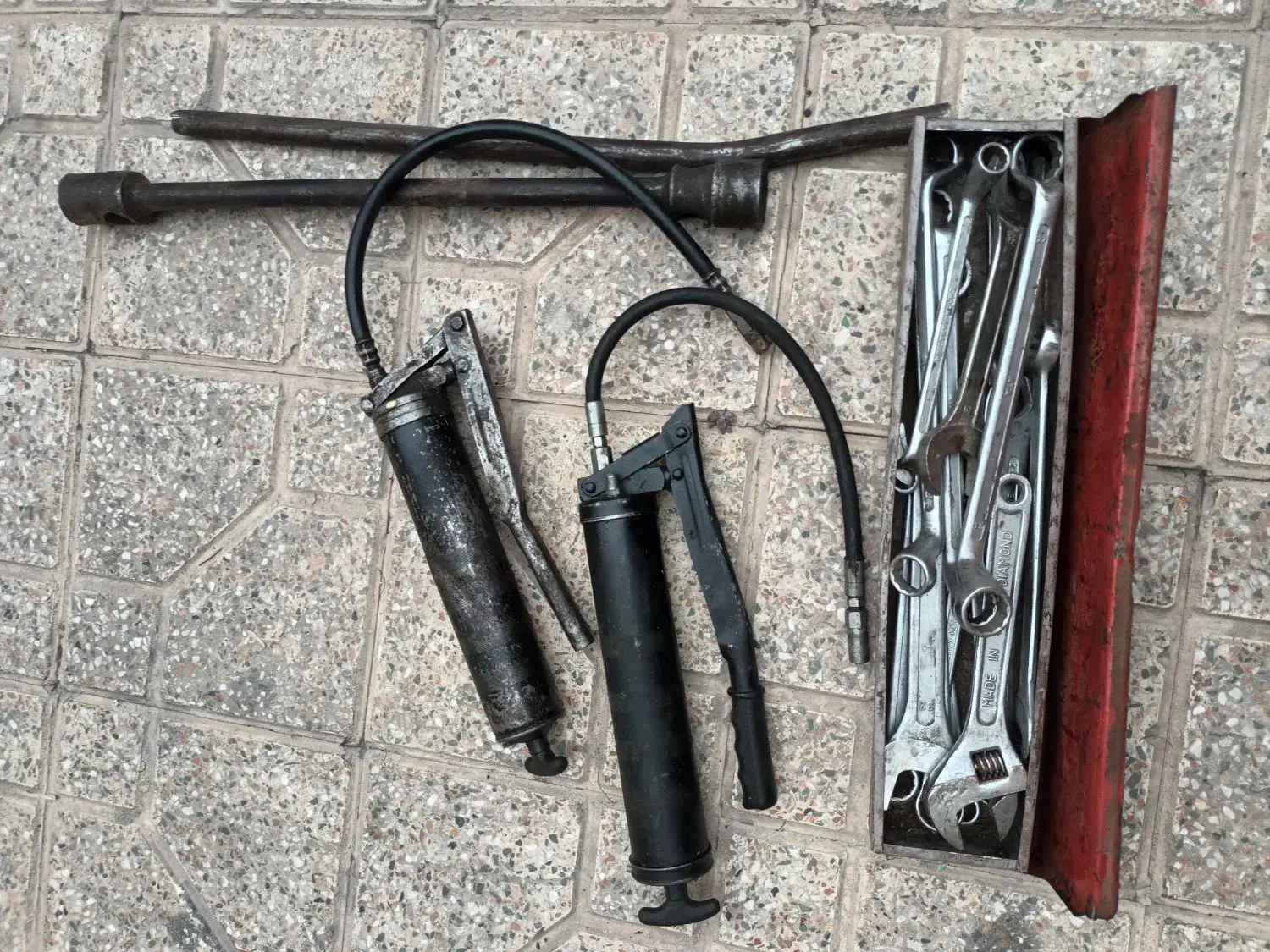 مقداری آچار و دو عدد گیر پمپ و آچار چرخ با دسته|قطعات یدکی و لوازم جانبی|اصفهان, شیخ اشراق|دیوار