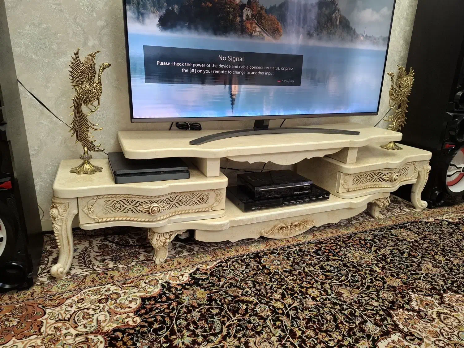 میزتلوزیون|میز تلویزیون|ری, شهادت|دیوار