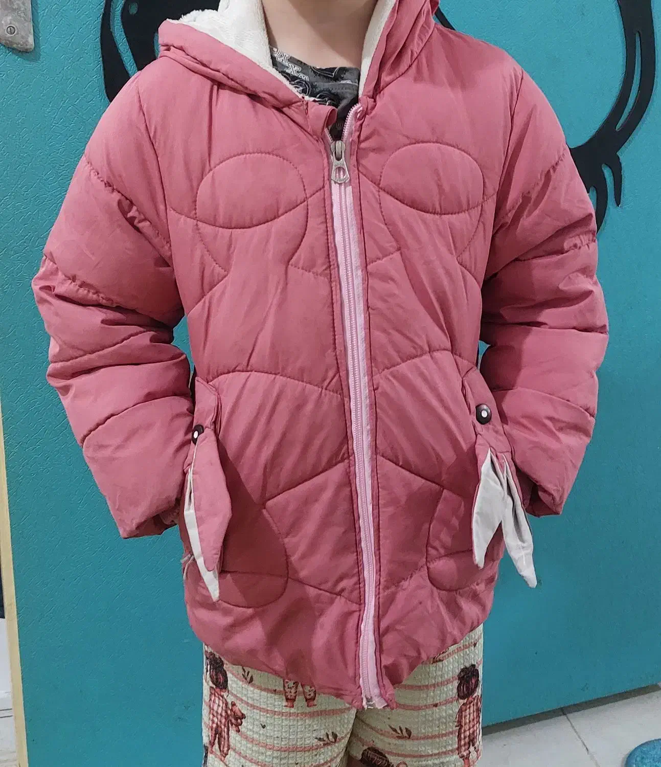 کاپشن|کفش و لباس بچه|قشم, |دیوار