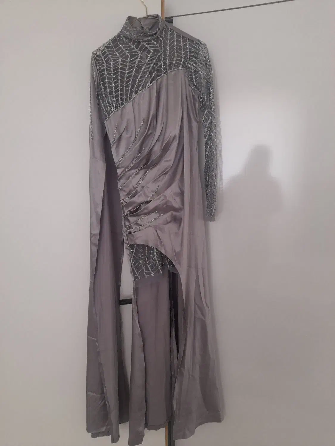 لباس بلند|لباس|تربت جام, والفجر|دیوار