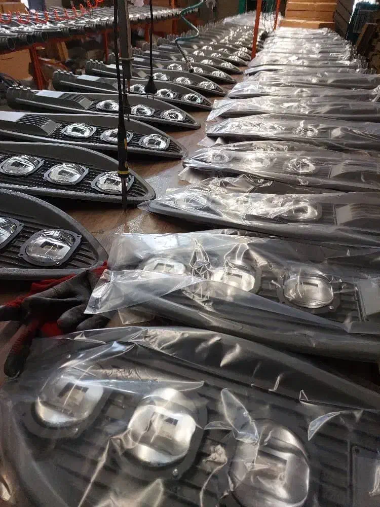 چراغ خیابانی ۲۰۰ وات  ضمانت تعویض|لامپ و چراغ|تهران, سعادتآباد|دیوار