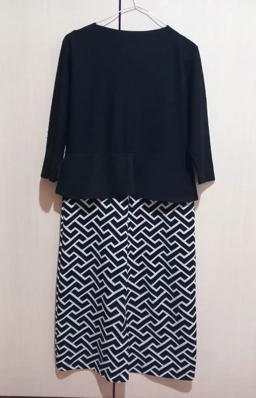 تعدادی لباس|لباس|کرمانشاه, |دیوار