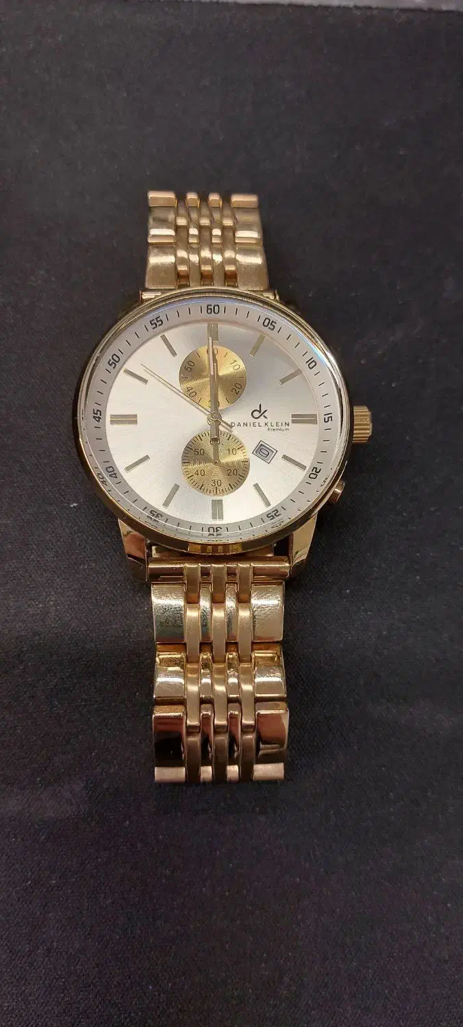 ساعت دنیل کلین|ساعت|اصفهان, پوریای ولی|دیوار