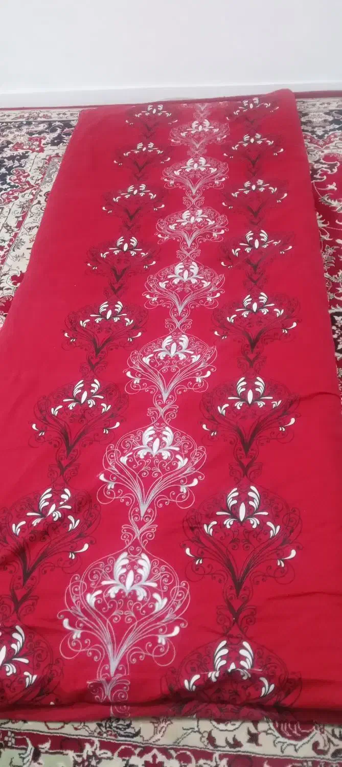لحاف دونفره وسطش مخمل قرمز مروارید کار شده حد نو|رختخواب، بالش، پتو|فردیس, ثابتی|دیوار
